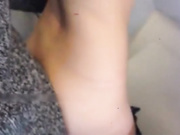 飞机上与靓妹趁晚上都睡觉了带她到洗手间去打炮紧张又刺激骚逼