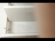 花钱雇人偷拍游泳馆冲洗间妹子嘘嘘然后再换位置拍大奶妹子淋浴