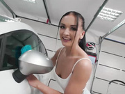 蒂芙尼·沃森用精液浸泡康纳的脸，完成了性爱