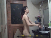 精品推薦 高清針孔攝像頭拍攝到的兩個漂亮妹子沐浴更衣 苗條身材堅挺美乳看得誘惑十足 1080P高清