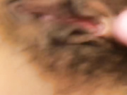 高顏值苗條墨鏡妹子床上現場直播炮機插逼自慰噴水大秀 呻吟浪叫不斷 對白淫蕩