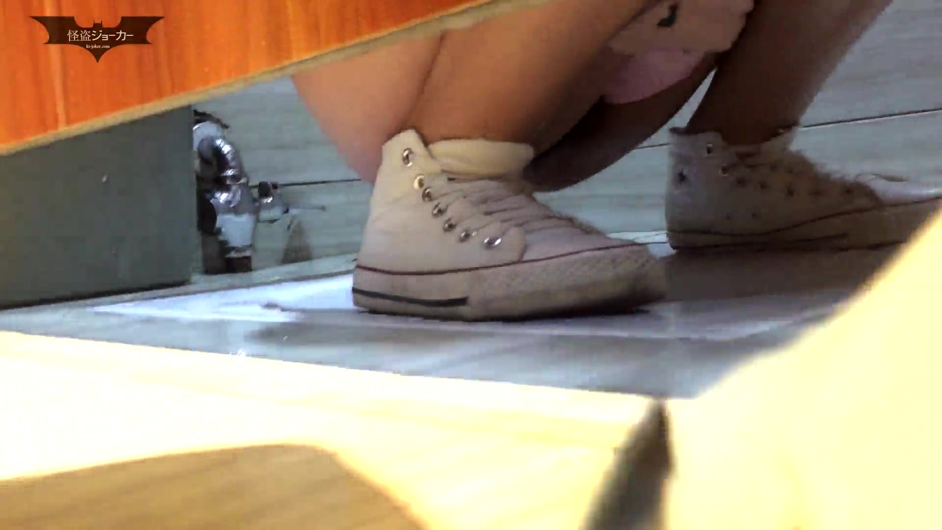 坐盗市继续更新某美食中心女厕偷拍第4季仔细观察有亮点