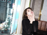 辛尤里-日本街道透明玻璃窗前淫荡自慰