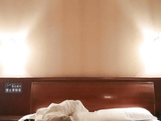 猥瑣大叔星級酒店開房現場直播高價約了個苗條女技師上門服務 胸推乳推口交後入服務絕對到位 呻吟誘惑