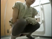 某站最新流出-商城公共蹲廁拍攝到的各式美女少婦如廁 有個逼毛茂盛的條紋靚妹不小心把內褲弄臟了 露臉高清