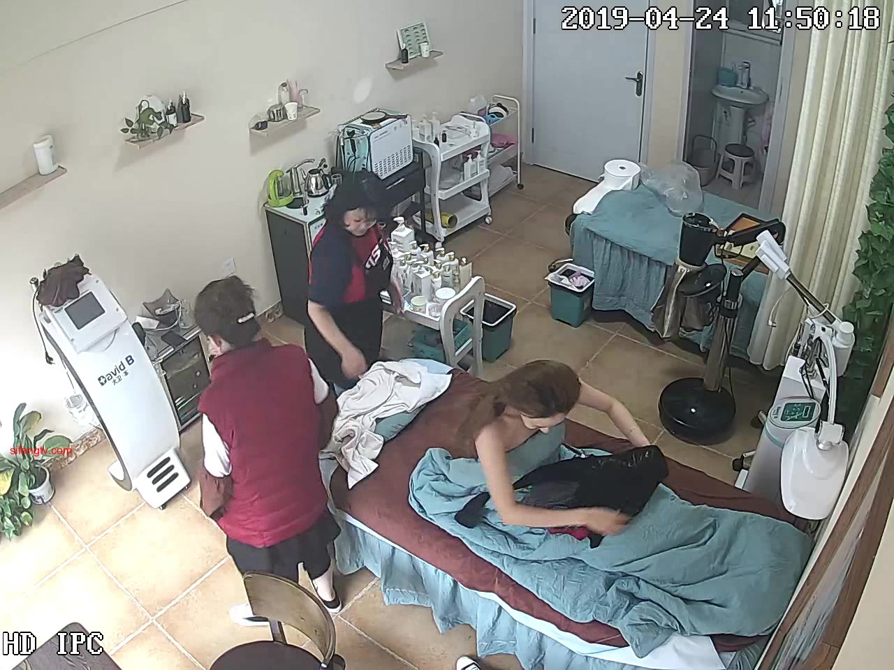 精品推薦 最新流出美容院網絡攝像頭黑客破解拍攝到的年輕美眉來脫毛毛 原版高清