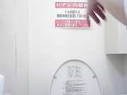 最新流出-美女如雲的高級餐廳公共衛生間拍攝到的各種風格氣質美女如廁 有個牛仔背帶褲妹子擦逼逼的姿勢很誘人 720P高清原版