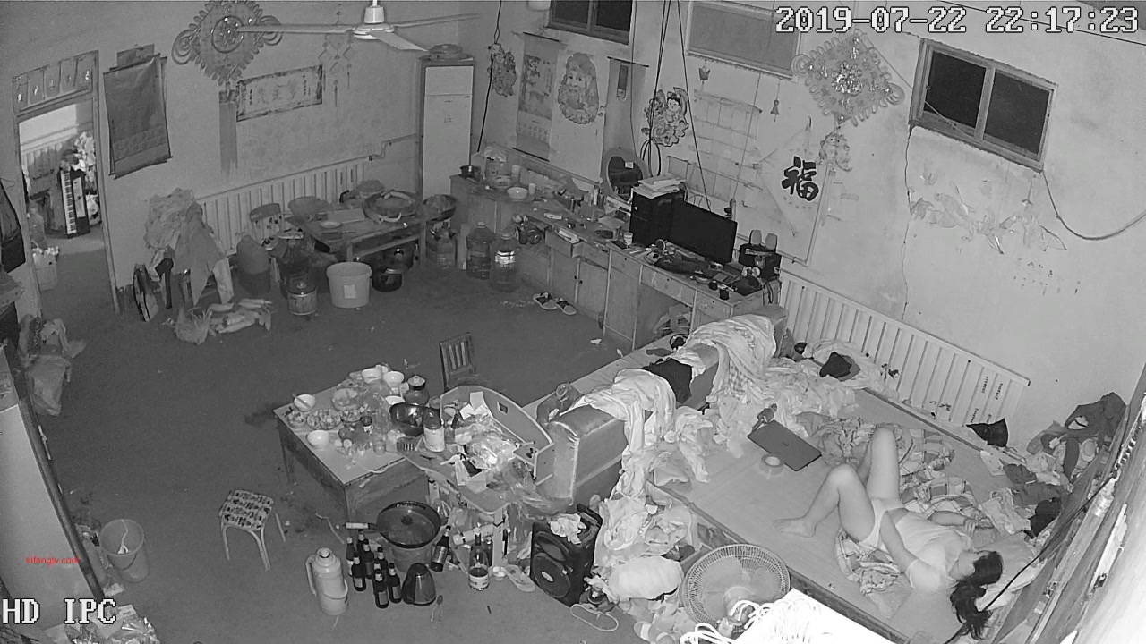 最新流出居家攝像頭黑客破解拍攝到的合租大奶妹子手機裏邊看A片邊自慰 高潮一波接著一波 720P高清原版