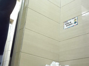 某大型商場公共衛生間拍攝到的各式美女少婦如廁 黑絲開檔內褲肥臀大屁股看得誘惑十足 1080P高清