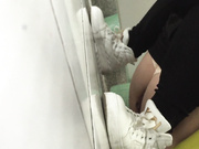 國內廁拍大神潛入某大廈禮儀培訓機構公共女廁偷拍美女少婦如廁噓噓 貌似連打電話內容都聽得清清楚楚 1080P原版