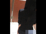 公共女廁趴牆根拍攝到的豐臀美女少婦如廁 肥臀大屁股看得誘惑十足 1080P高清