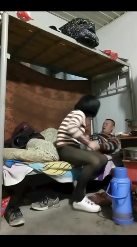 建築工地門衛老劉宿舍裏約了個豐滿兼職小姐姐上門服務 吹簫舔蛋蛋樣樣精通服務蠻不錯的 國語對白 露臉高清