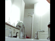 偷拍合租女生洗澡换衣