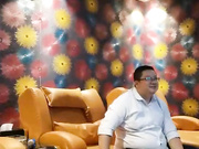 色瞇瞇的眼鏡胖領導KTV包房約了兩個女人嗨歌 中途受不了直接按倒扒光衣服沙發上激情肉戰 場面淫蕩 對白搞笑