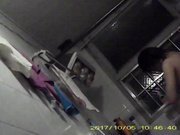 真实偷拍清纯学妹洗澡，学生妹身材不错