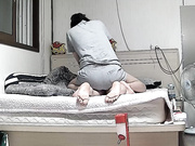 居家攝像頭黑客破解拍攝到的小夫妻休息前床上玩催情推油按摩遊戲 很騷又敏感還沒操吸奶頭就淫叫不停 720P高清