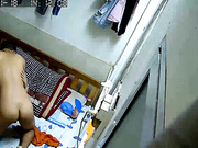 家庭網絡攝像頭黑客破解拍攝到的帥氣金鏈子哥出租房約個豐滿良家人妻啪啪打炮 貌似被發現攝像頭了 露臉高清