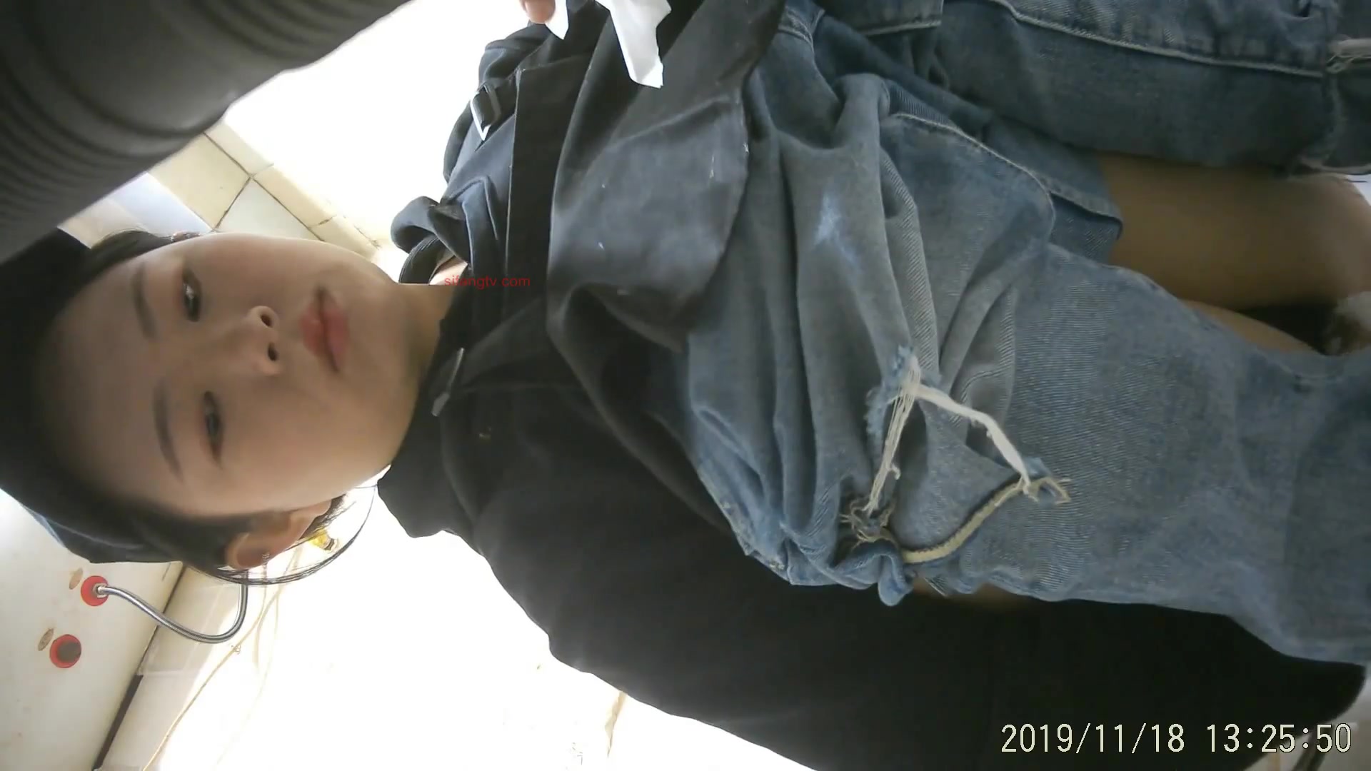 最新流出國內廁拍大神暗夜拍攝某酒店員工集體宿舍公共女廁 形態各異姿勢逼逼看得讓人欲火焚身 1080P原版高清