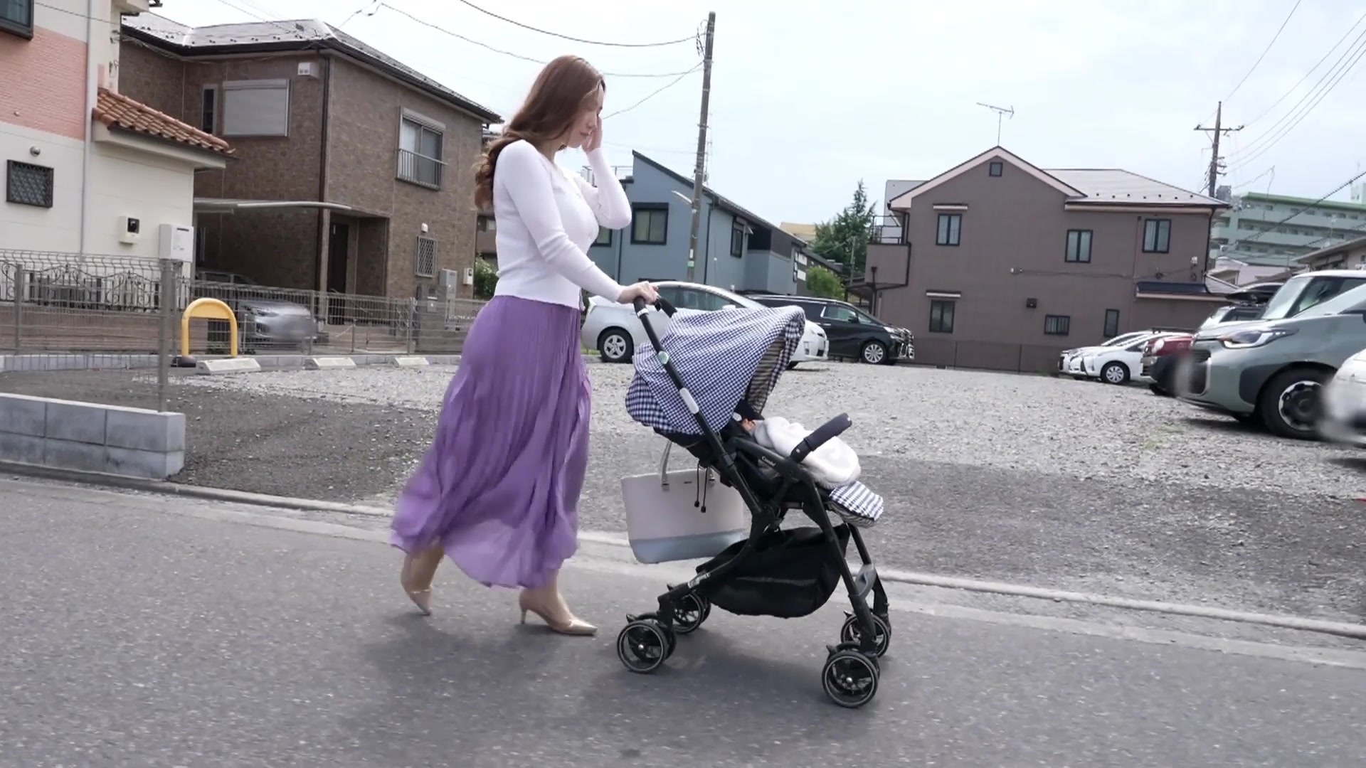 [MEYD-964] 通勤ラッシュにベビーカーを押して電車に乗ってくる人妻は痴●されてもしかたない…【破解】 - 1of5