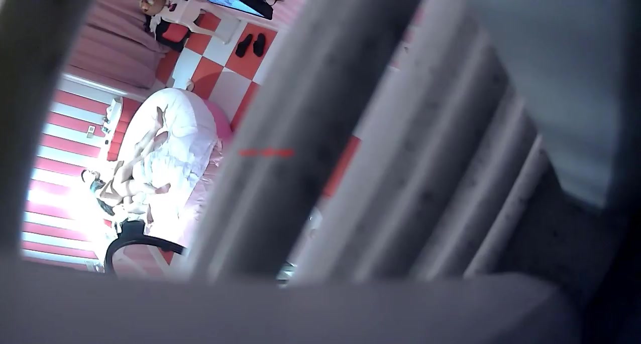 主題酒店新臺圓床房拍攝到的猥瑣領導大叔和身材不錯的漂亮女秘書開房偷情 主動配合各種體位表情淫蕩 露臉高清