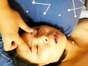 猥瑣胖哥請妹妹閨蜜吃飯灌醉後帶入酒店脫光任意玩弄 居然還是個無毛白虎 邊操邊用手機自拍 無套內射中出 720P高清原版