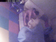 居家攝像頭黑客破解拍攝到的大只哥睡前和媳婦啪啪打炮 拿個電筒對著媳婦的臉不知要照什麽～720P高清