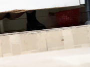 【精品厕拍】，胆大心细，坑神躲藏高校女厕，隔板缝偷拍多位学姐方便，看不清还补光，附加露脸照片