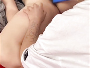 扒光女同学衣服用吸管插入她的逼,还和男生打视频通话,说这里面有奶茶,让男生过来吸