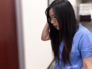 变态医生说服年轻的亚裔实习生通过献身来得到进步