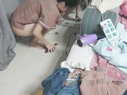 【完美露脸性爱自拍】吃饱喝足干良家，小媳妇边收拾孩子弄乱的客厅边被小哥乱摸，推倒直接沙发上后入