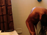 贵在真实，咸湿房主出租房正面高清偷拍，年轻混血租客小姐姐洗澡出浴全过程