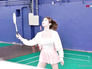 夢幻勁爆身材酥乳女神【辛尤里】體育館除了打羽毛球還可以和肌肉猛男打炮呻吟在場館回盪！