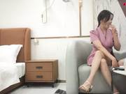 粉衣巨乳美少婦，OL風格沙發調情，再大力猛操非常誘人