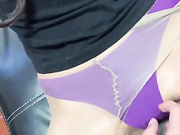 明明可以让我脱丝袜，可弟弟非要剪坏他，他拿剪子剪的时候真害怕他剪到我，差点被他吓尿了，不过也觉得很刺激呢