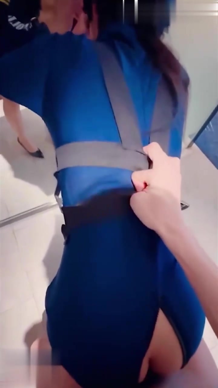 【真实原创】哄骗妹妹闺蜜出来逛街买衣服，商场里大庭广众下就抠逼，接着带回酒店穿上制服调教，捆绑爆操后内射她的白虎嫩穴