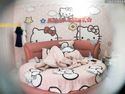 hello kitty主题房偷拍漂亮可爱的大学美女和男友啪啪时操的可能有点痛了,准备操第2次时赶紧跑下床说：我就躺地上不给你操了!