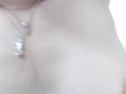 寂寞的美女网上约我去他房间里玩她，奶头粉嫩，小比很紧，淫水他别多，叫声一公里都能听到