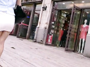 冒死跟拍白裤美女