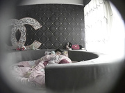 香奈儿情趣套房TP没啥性经验的大学生情侣不戴套干完也不洗洗就穿上裤子女的长得还可以