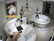 主题酒店偷拍-气质美少妇酒店和单位领导偷情,没想到胖领导战斗力那么强床上操的已经受不了了,还要拉到浴缸里面干！