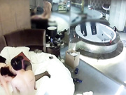 主题酒店偷拍-猥琐男带着充气娃娃和女友一起玩3P,操娃娃时美女急的一直在下面舔,最后男操美女时她还舔娃娃!