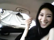 亚裔一字马女神车里电击自己的嫩逼，只想说美女哥哥帮你好吗，绝对比电的爽