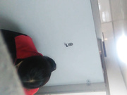 高清女厕偷拍，女的好像知道我在偷拍，最后被发现了