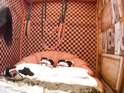 情趣酒店TP别看哥其貌不扬很会玩让女友穿着黑丝开裆搞了一个多小时