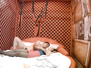 情趣酒店TP别看哥其貌不扬很会玩让女友穿着黑丝开裆搞了一个多小时