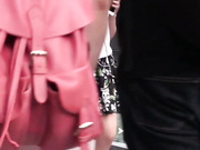 极品闷骚型美女碎花裙黄高跟逛街不穿内裤