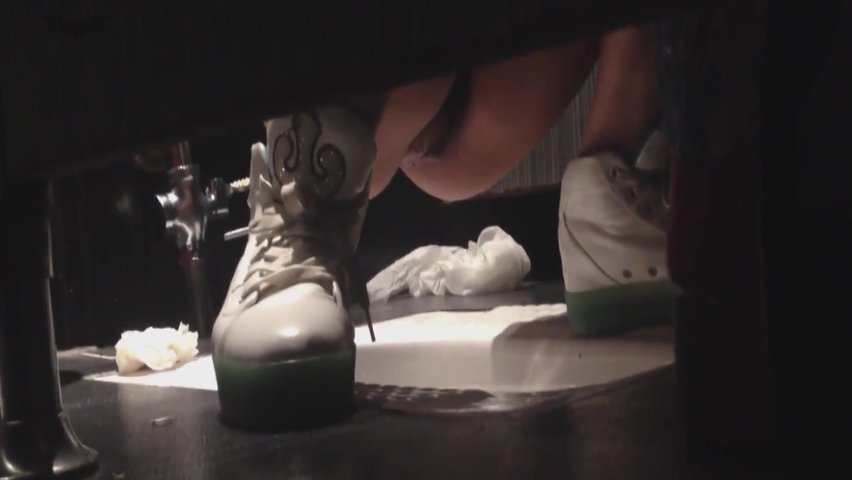 坐盗市最新流出新系列国内美食城购物中心女厕TP几个年轻妹子