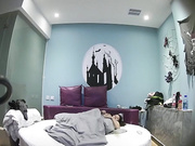 情趣酒店古堡房偷拍下午没有课四眼仔和女友开房翻云覆雨过后来点雪糕和薯条补充一下能量