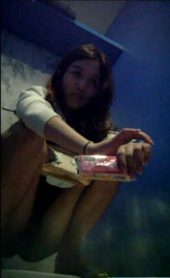 正面角度非常好女士坐厕连续TP气质好身材佳大美女拉屎撒尿明明是坐便全当蹲便了其中一个妹纸拉翔表情好纠结