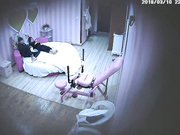 特色酒店偷拍连炮椅都不认识的清纯美女躺在床上只顾玩手游,男友急的当场扑倒她狠狠爆操,爽的也不玩游戏了!